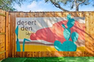 una valla de madera con una señal que lee el desierto a menudo en Park access! Bars & Restaurants close-by! Private, en Austin