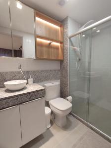 y baño con aseo y ducha acristalada. en Rio Park Ave, Studio 4 - By TRH Invest, en Recife