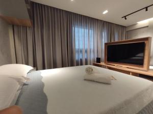 una habitación de hotel con una cama con TV. en Rio Park Ave, Studio 4 - By TRH Invest, en Recife