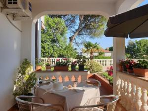 A restaurant or other place to eat at Romantic Apartment Anna in the center of Krk