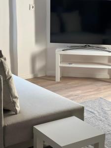 sala de estar con TV, sofá y mesa en Timeout24, en Bremen