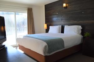 Postel nebo postele na pokoji v ubytování 3 Pines Lodge Muskoka