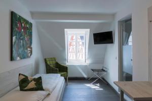 un soggiorno con divano e finestra di Hotel Schwan a Oestrich-Winkel