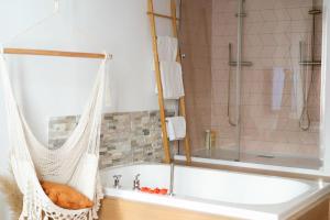 a hammock in a bathroom with a shower at Ode à l'amour : studio intimiste in Toulon