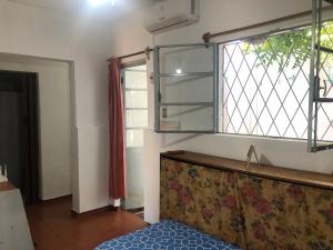 Una habitación con ventana y una cama en una habitación en Las Abuelas, en Salto