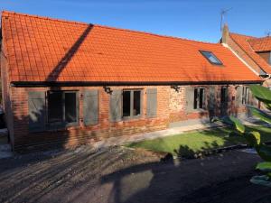 a brick house with an orange roof at Steen Home : Petite longère de charme in Boeschèpe