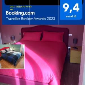 Schlafzimmer mit einem Bett mit rosa Tagesdecke in der Unterkunft Suites Cielo Stellato on Concordia Sea in Salerno