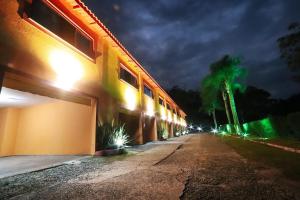 Motel Ipe في آراساريغواما: مبنى به اضاءه في الليل