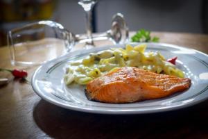een bord met vlees en pasta op tafel bij Motel Ipe in Araçariguama