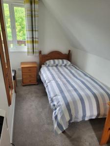 a bedroom with a bed and a dresser and a window at Recently refurbished 3 bed Villa & superfast wifi in Michaelstow