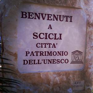 a sign on the side of a wall at Affittacamere al piano terra in Scicli