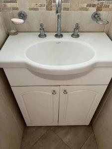 baño con lavabo blanco en una habitación en Amplio departamento en zona céntrica en Junín