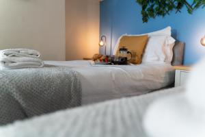 Ένα ή περισσότερα κρεβάτια σε δωμάτιο στο Whitworth House, Sleeps 6 TVs in all bedrooms, WIFI - 3 bedroom