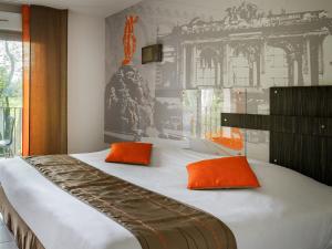 سرير أو أسرّة في غرفة في لاغرانج مونبلييه ميلينير للشقق الفندقية