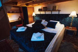una camera da letto con un grande letto con asciugamani blu di Teleborgs Slott a Växjö