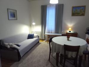 1 dormitorio con cama, mesa y sofá en Kodu majutus, en Tallin
