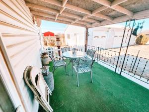 Μπαλκόνι ή βεράντα στο Penrose Retreat! Pet Friendly