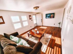 Χώρος καθιστικού στο Penrose Retreat! Pet Friendly
