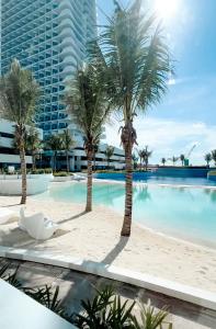 Bazén v ubytování Serenity Sanctuary at Azure North Residences nebo v jeho okolí