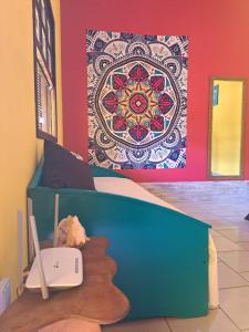1 dormitorio con 1 cama con tapiz en la pared en Casa Amarela, en Paraty