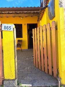 una casa amarilla con una valla delante de ella en Casa Amarela, en Paraty