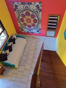 um quarto com um mural na parede e escadas em Casa Amarela em Paraty