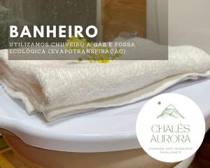 a white towel sitting on top of a toilet at Chalés Aurora in Cavalcante