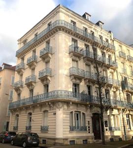 duży budynek z balkonami po jego stronie w obiekcie LE PLAISANCE - Face au Parc - Duplex - Balcon w mieście Vichy