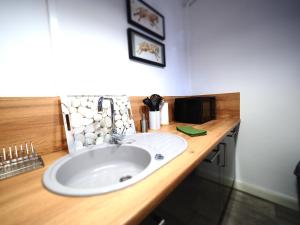 W łazience znajduje się umywalka i kuchenka mikrofalowa. w obiekcie LE PLAISANCE - Face au Parc - Duplex - Balcon w mieście Vichy +9 zdjęć