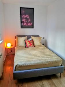 een bed met twee kussens erop was een droom bij Beautiful central townhouse w/ parking for 2 cars in Brighton & Hove