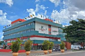 un edificio con banderas encima en Garanhuns Palace Hotel, en Garanhuns