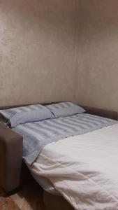 Una cama con dos almohadas azules encima. en Locazione Turistica Da Titty, en Piacenza