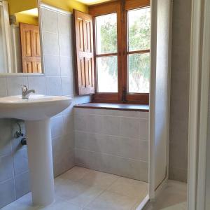 łazienka z umywalką i oknem w obiekcie Valles del Narcea, Apartamentos Rurales w mieście Cangas del Narcea