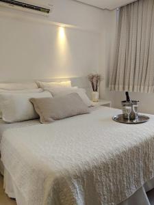 - un lit blanc avec un plateau dans l'établissement Garanhuns Palace Hotel, à Garanhuns