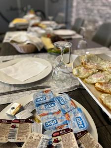 uma mesa com um prato de comida numa mesa em Maestro - Rooms & Resturant em Vukovar