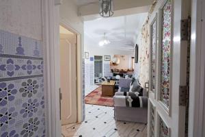 un corridoio di un soggiorno con divano e un soggiorno di Belle appartement vue sur mer a Tangeri
