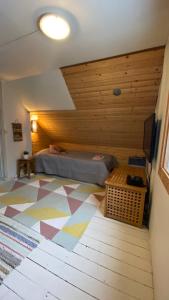 ein Schlafzimmer mit einem Bett und einem TV in einem Zimmer in der Unterkunft Stora Mo in Tving