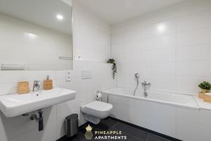 Ванная комната в PINEAPPLE APARTMENTS - Altstadt IV - 91qm - 1x free parking +11 фотографий