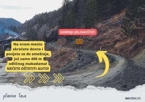 une route avec un panneau sur le côté d'une montagne dans l'établissement Denali na Tari, à Konjska Reka