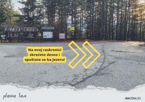 un panneau jaune sur le côté d'une route dans l'établissement Denali na Tari, à Konjska Reka