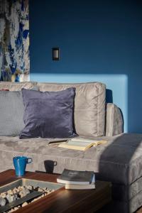 una sala de estar con un sofá con un libro. en Loft Roma Norte en Ciudad de México