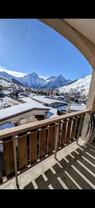 desde el balcón de un edificio con nieve en Au pied des pistes avec panorama sur les montagnes en Les Deux Alpes