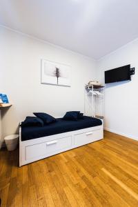een slaapkamer met een bed in een witte kamer bij Gegix's Rooms Milano in Milaan