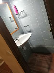 La salle de bains est pourvue d'un lavabo et d'un miroir. dans l'établissement Can Marisa, à La Fresneda