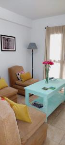 sala de estar con mesa azul y sofá en Dpto. 2 dormitorios totalmente equipado en Salta