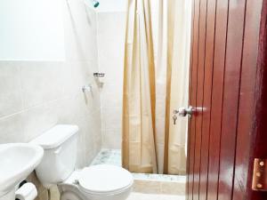 uma casa de banho com um WC e um chuveiro em Hospedaje Via 7 em Guatemala