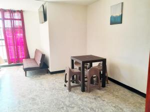 une table et deux chaises dans une pièce dans l'établissement Hospedaje Via 7, à Guatemala