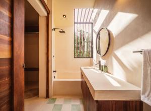 Koupelna v ubytování Afra 3 Beautiful jungle house with private pool