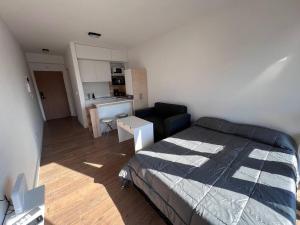 1 dormitorio pequeño con 1 cama y cocina en Departamento tipo estudio en Belgrano a pasos de Palermo Hollywood en Buenos Aires