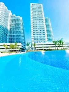 Bazén v ubytování Serenity Sanctuary at Azure North Residences nebo v jeho okolí